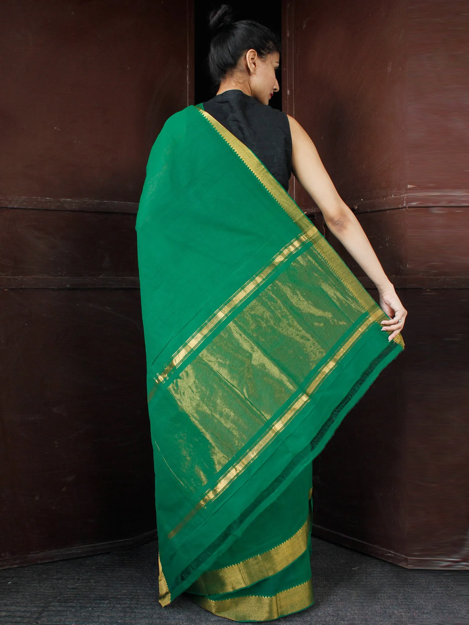 Green Golden Handloom Mangalagiri Cotton Saree With Zari Border - S031703693